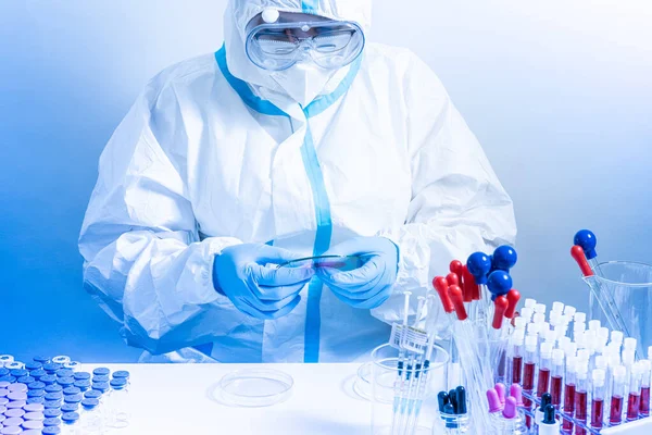 パイプスクラブ フェイスシールドマスクを身に着けている機器や微生物学の科学者と医療研究所は ガラス皿ピペット 様々な組織や血液サンプルで動作します ワクチン開発薬研究 — ストック写真