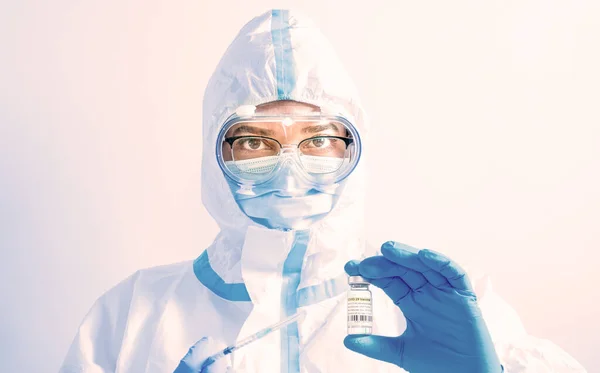 Portret Lekarza Fartuchu Medycznym Pielęgniarka Śoi Kombinezon Ochronny Maska Twarz — Zdjęcie stockowe