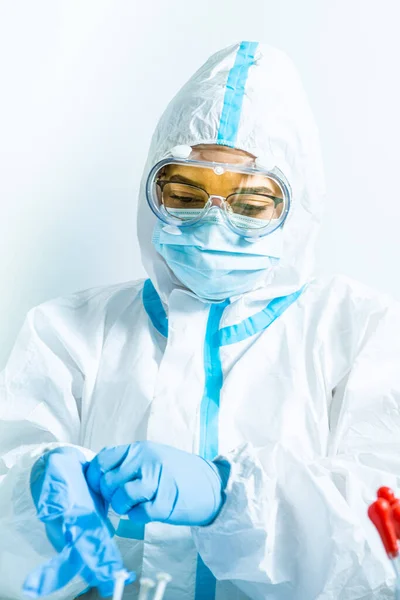 코로나 바이러스가 유행하는 간호사가 공청회를 열었다 프루프 마스크를 착용하고 바이러스 — 스톡 사진
