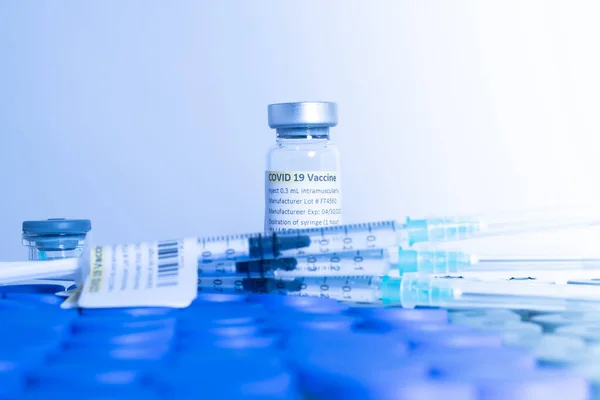 研究医療施設の研究室でCovid 19コロナウイルスワクチンでガラス瓶バイアルと注射器 医療従事者の研究室のテーブルの上で治癒とアンプル Sars Cov 2パンデミックの概念 — ストック写真