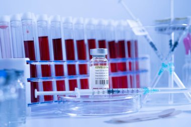 Coronavirus COVID-19 aşısı. Steril tüp ve şırınga, üzerinde antivirüs var. Corona virüsündeki solunum sendromunun tedavisi. Atış için hazır..