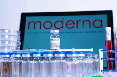 Toronto, Ontario, Kanada 20 Nisan 202 Sputnik V aşı adı bulanık. Rus aşısıyla dolu cam şişeler ve şırıngalar. Coronavirus COVID-19 tedavisi için araştırma. Klinik değerlendirme.