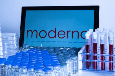 Toronto, Ontario, Kanada - 14 Şubat 2021: Amerikan Moderna aşısı aşılarıyla dolu bir sağlık çalışanı masası. Ekrandaki isim, kurye mRNA teknolojisi aşısı içeren şişeler ve şırıngalar
