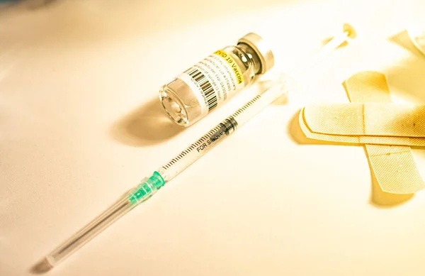 Φιαλίδια Εμβολίου Και Σύριγγες Που Περιέχουν Θεραπεία Covid Έτοιμοι Χορηγήσουμε — Φωτογραφία Αρχείου
