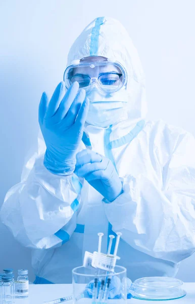 コロナウイルスパンデミック時の女性医師または看護師Covid 19はワクチンを与える準備をしている 最前線の医療従事者は 予防接種のために青い手袋を着用し ガラスマスクや抗ウイルススーツで — ストック写真