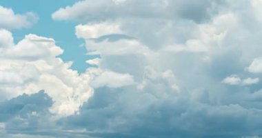 RAW 4K 'da gökyüzü zaman kaybı, güzel mavi yakın çekim bulutları arka planda. Mavi ve beyaz gökyüzü zaman kavramı, yaz bulutları.