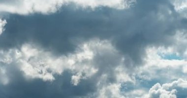 RAW 4K 'da gökyüzü zaman kaybı, güzel mavi yakın çekim bulutları arka planda. Mavi ve beyaz gökyüzü zaman kavramı, yaz bulutları.