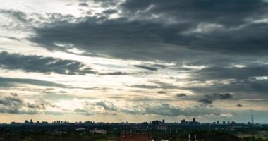 RAW 4K 'da gökyüzü zaman kaybı, güzel mavi yakın çekim bulutları arka planda. Mavi ve beyaz gökyüzü zaman kavramı, yaz bulutları.