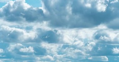 RAW 4K 'da gökyüzü zaman kaybı, güzel mavi yakın çekim bulutları arka planda. Mavi ve beyaz gökyüzü zaman kavramı, yaz bulutları.