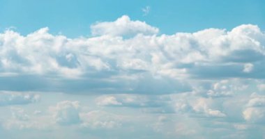 Bulutlu kabarık gökyüzü doğal arka plan zaman atlaması. Mavi ve beyaz bulutlar. Yaz günü, bulutların nazikçe çekildiği zaman tepsisi. 4K ham B-roll görüntüsü. Kuşlardan, böceklerden ve tozdan arınmış.
