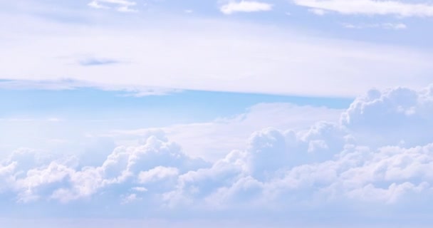 空の時間の経過4K 美しい暑い夏の背景 日の出の詳細な雲 運動時間晴れ渡った青と白の空と美しいふわふわの雲に包まれたBロールのラップ 虫やほこりをきれいにする — ストック動画