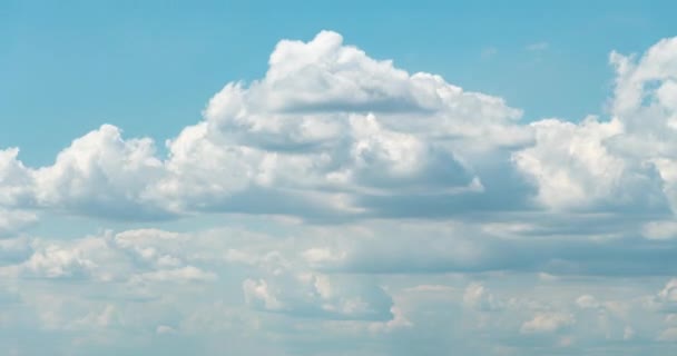 空の時間の経過4K 美しい暑い夏の背景 日の出の詳細な雲 運動時間晴れ渡った青と白の空と美しいふわふわの雲に包まれたBロールのラップ 虫やほこりをきれいにする — ストック動画