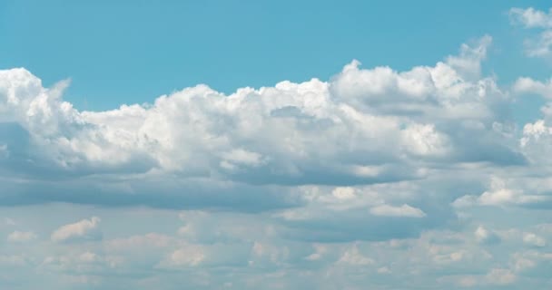 曇ったふわふわの空自然背景時間の経過 青と白の雲 夏の日に優しい雲の風景のタイムラプスの上昇 4KロールのBロール映像 ほこりをきれいにする — ストック動画