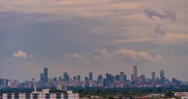 Şehir merkezinde gökyüzünde tüylü bulutlarla birlikte akan bulutların zamanı. Toronto Kanada sonbahar günü. Bulutlu zaman atlaması. 4k ham B-roll görüntüsü.