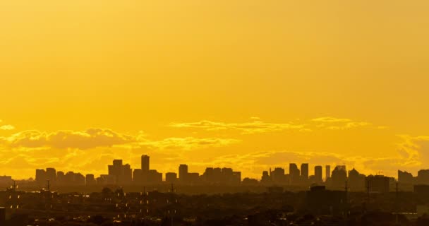 空に小さな雲と黄色のオレンジの色を持つトロントカナダの都市の上の日没の経過 暑い夏の日 雲の時間の経過 4Kロール映像 — ストック動画