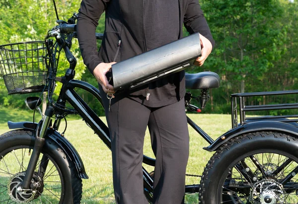 Een Vrouw Met Een Accu Vol Elektrische Fietsen Buurt Van — Stockfoto