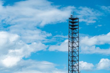 Cep telefonu iletişim antenleri, 3G, 4G, 5G, 6G. Yazın bulutlu mavi gökyüzünde anten. Vericili hücresel GSM kulesi. Telekomünikasyon baz istasyonu ağı.