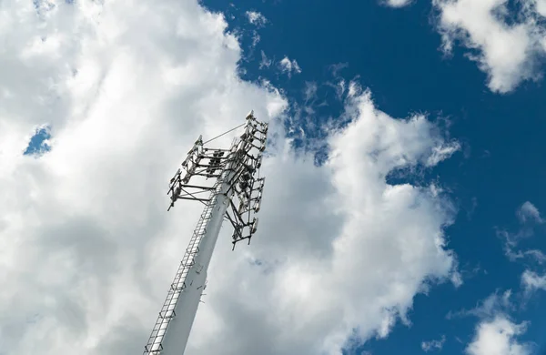 Teléfono Móvil Antena Radio Comunicación Antena Sobre Cielo Azul Nublado — Foto de Stock