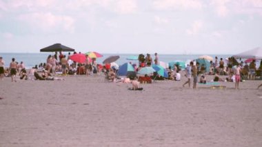 Toronto, Ontario, Kanada 3 Temmuz 2021 Ontario Gölü Woodbine Sahili. Ontario yeniden açılışın ikinci adımında. Kalabalık bir kalabalığın olduğu güneşli bir gün. Deniz yaz manzarası.