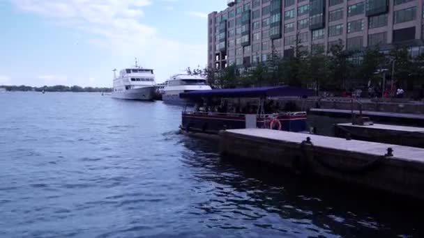 2021年7月3日 加拿大安大略省多伦多海滨 水上出租车让乘客通过湖到多伦多群岛 市区港口 成群的人在等船 — 图库视频影像