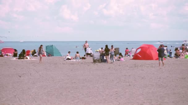 Toronto, Ontario, Kanada 2021. július 3., Lake Ontario Woodbine Beach. Ontario az újranyitás második lépésében van. Napsütéses nap, emberek tömegével. Tengeri nyári táj. — Stock videók