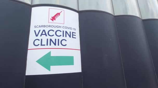 Impfklinik Covid-19 Zentrum Schild auf dem Gebäude in der Stadt. Impfungen aufgrund der Coronavirus-Pandemie. Der Kampf gegen das Virus und die Kontrolle der dritten Welle. Verabreichung von Impfstoff.