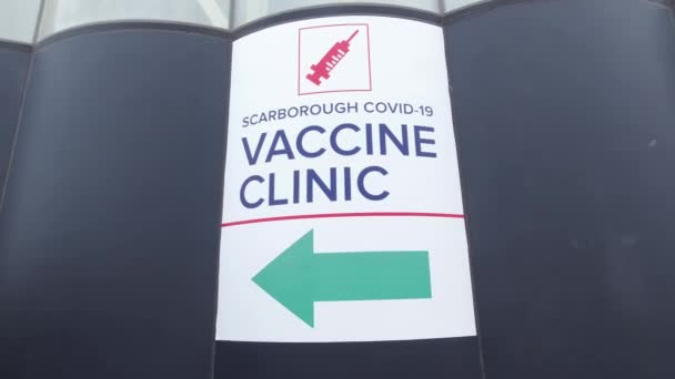 Toronto, Ontario, Kanada 11 juli 2021 Vaccinationsklinik Covid-19 center. Parkering och säkerhetstält nära byggnaden i staden. Populationsvaccination orsakad av Coronaviruspandemin. Kampen mot virus och kontroll av tredje vågen. — Stockvideo