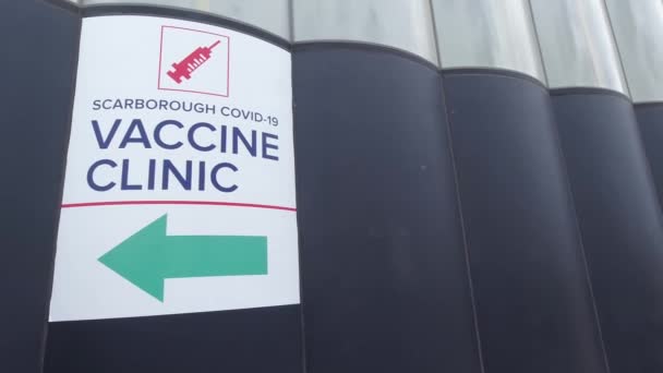 Covid-19疫苗诊所在该市大楼上签了名。由于大肠病毒大流行而导致的人口接种。与病毒和第三波控制的战斗。注射疫苗. — 图库视频影像