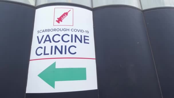 Covid-19中心疫苗接种诊所。市内建筑物附近的停车和安检帐篷。由于大肠病毒大流行而导致的人口接种。与病毒和第三波控制的战斗. — 图库视频影像