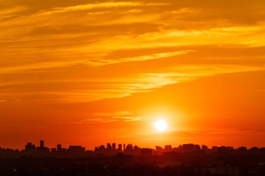 Toronto Kanada manzaralı şehir manzaralı sıcak yaz akşamı günbatımında gökyüzü. Turuncu alacakaranlık güneş ışıkları ve bulutlar. İklim değişikliği konsepti. Dramatik bulut.