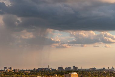 Toronto Kanada manzaralı şehir manzaralı gökyüzü ve bulutlu güneşli yaz günü. İklim değişikliği konsepti. Dramatik bulut manzarası. Kuşlardan, böceklerden ve tozdan arınmış