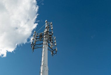 Cep telefonu iletişim antenleri, 3G, 4G, 5G, 6G. Yazın bulutlu mavi gökyüzünde anten. Vericili hücresel GSM kulesi. Telekomünikasyon baz istasyonu ağı.