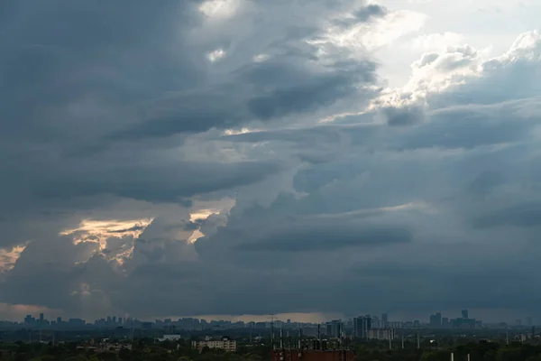 トロントカナダスカイラインと曇りの晴れた夏の日の景色 気候変動の概念 劇的な雲景 ほこりをきれいにする — ストック写真