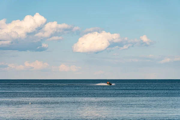 Nuvens Lago Água Ontário Branco Azul Pequenas Nuvens Céu Perto — Fotografia de Stock