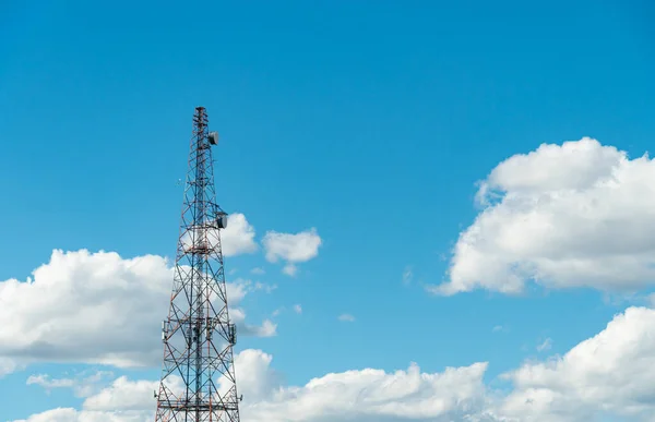 Antena Rádio Comunicação Telefone Móvel Antena Sobre Céu Azul Nublado — Fotografia de Stock