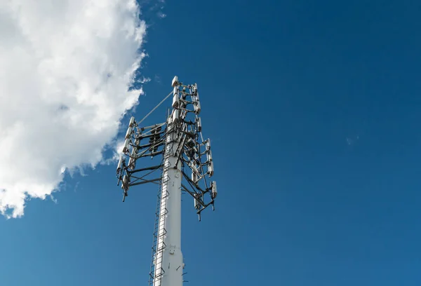 Teléfono Móvil Antena Radio Comunicación Antena Sobre Cielo Azul Nublado — Foto de Stock