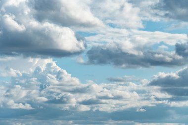 Bulutlu, kabarık gökyüzü doğal arka plan. Mavi ve beyaz bulutlar. Yaz gününde bulutlu bir manzaranın dönüşümü. Kuşlardan, böceklerden ve tozdan arınmış.