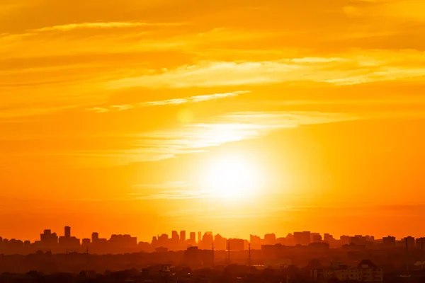 Günbatımı Şehir Manzarası Amerikan Şehrinde Akşam Bulutları Güneş Bulutlu Yaz — Stok fotoğraf
