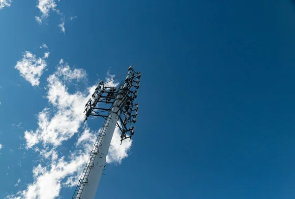 Telefoniczna Antena Radiowa Antena Nad Zachmurzonym Błękitnym Niebem Latem Komórkowa — Zdjęcie stockowe