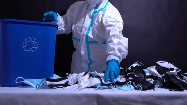 Recykling Pracowników Rękawiczkach Sortowanie Masek Medycznych Koszu Śmieci Opis Zakładu — Zdjęcie stockowe