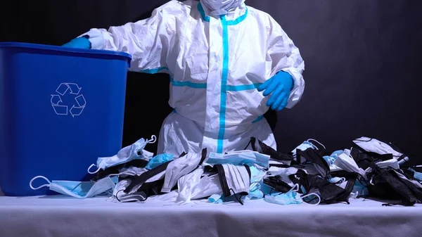 Wyrzucone Maski Medyczne Marnują Się Powodu Koronawirusu Stos Zużytych Śmieci — Zdjęcie stockowe