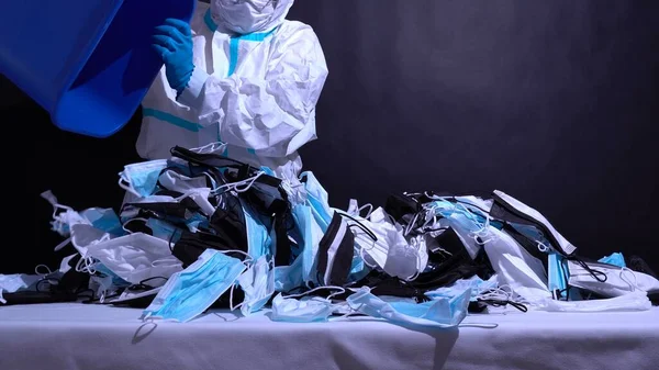 Travailleur Recyclage Dans Des Gants Tri Des Masques Médicaux Dans — Photo