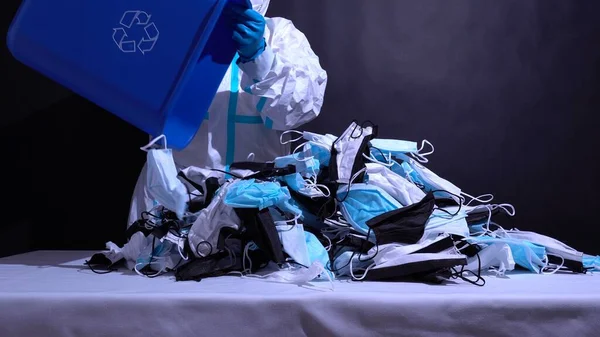 Recyclingarbeiter Handschuhen Die Medizinische Masken Papierkorb Sortieren Darstellung Der Anlage — Stockfoto