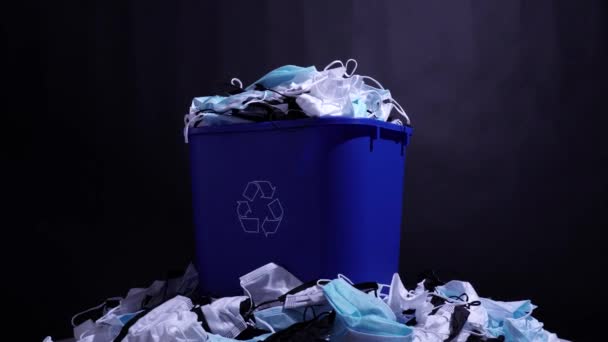 Lékařské Masky Koši Opětovné Použití Recyklace Konceptu Použitých Osobních Ochranných — Stock video