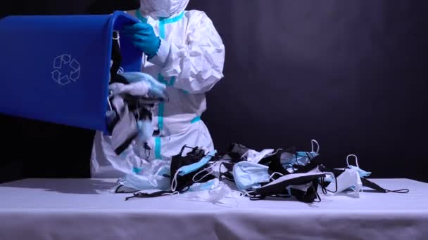 Eldivenli Geri Dönüşüm Işçisi Geri Dönüşüm Kutusunda Tıbbi Maske Sıralaması — Stok video