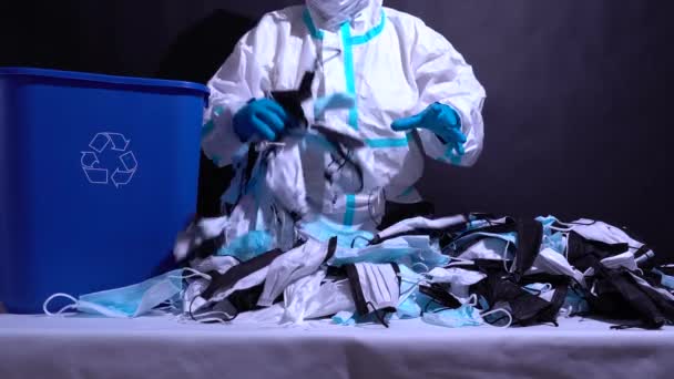 Reciclar Trabajador Con Guantes Clasificando Las Máscaras Médicas Papelera Reciclaje — Vídeo de stock