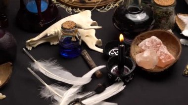 Cadılık ayini, seçici odaklanma. Sihirli tarikat için simya ve ezoterik semboller. Ruhsal okültizm ve mistisizmden esinlenilmiş sihirli kimya. Cadı ve büyücü kavramı. Cadılar Bayramı.