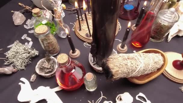 Ceremonia Ritual Brujería Enfoque Selectivo Hierba Salvia Alquimia Objetos Esotéricos — Vídeo de stock