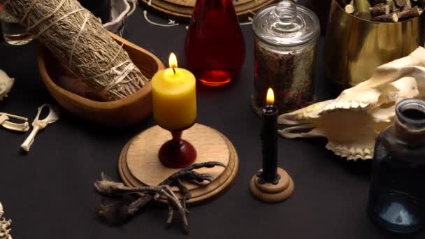 Rituelle Zeremonie Der Hexerei Selektiver Fokus Alchemie Und Esoterische Symbolgegenstände — Stockvideo