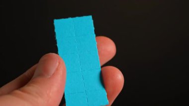 LSD kartonpiyer tutan kişide liserjik asit ilacı Lucy ya da Ellis D. Halüsinojenik ilaç ağızdan alınır. Depresyon, anksiyete ve travma sonrası stres için kendini tedavi ve mikrodoz.